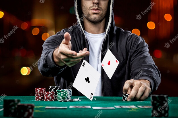 Pokerspiller kaster et par med ess